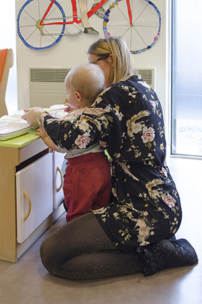 Les jeunes enfants gagnent en autonomie dans nos micro-crèches.